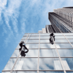 Profissional executando trabalho em altura com sistema de ancoragem instalado