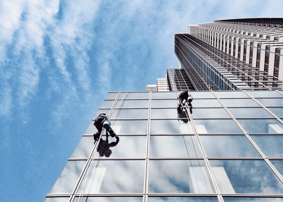 Profissional executando trabalho em altura com sistema de ancoragem instalado