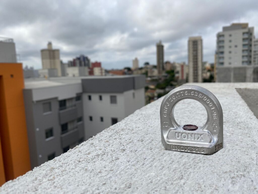 O que é um dispositivo de ancoragem e como ele funciona