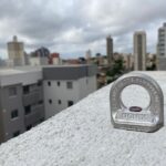 Dispositivo de ancoragem predial tipo A1 em aço inox instalado na cobertura de edifício Uônix
