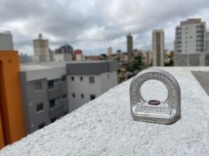 Dispositivo de ancoragem predial tipo A1 em aço inox instalado na cobertura de edifício Uônix