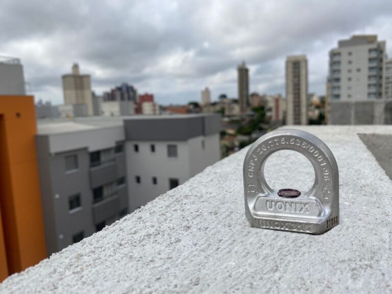 O que é um dispositivo de ancoragem e como ele funciona