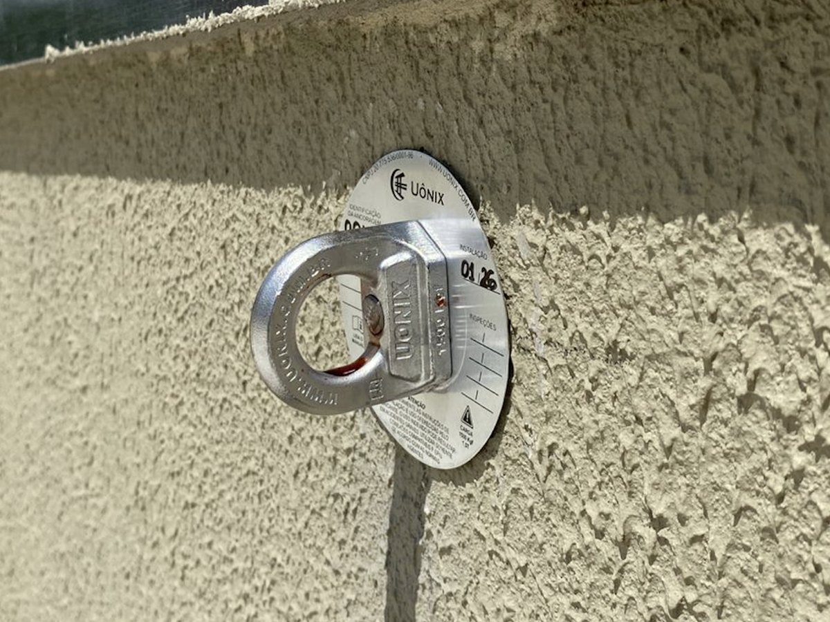Placa de Identificação para Ponto de Ancoragem 9 Placa de identificação instalada em obra com dados de inspeção anual